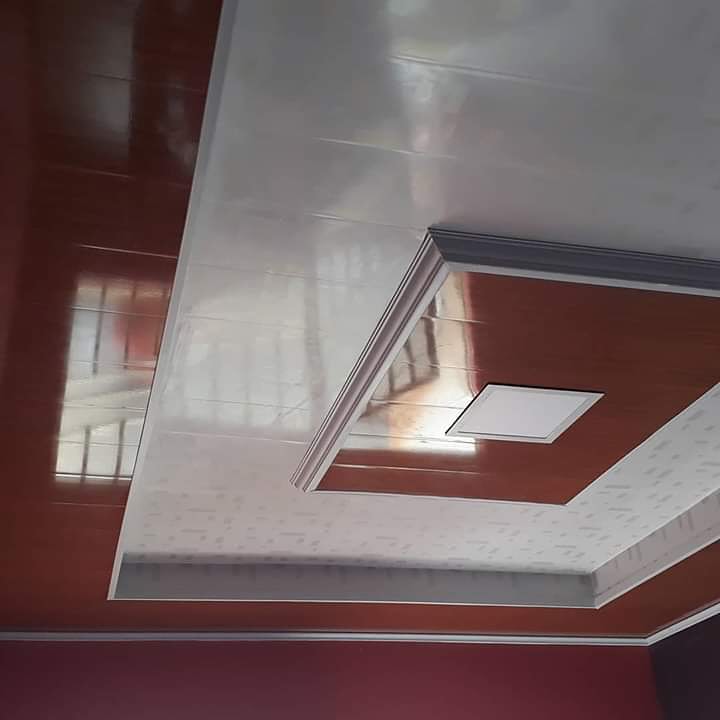 Forro decorado combinando placas escuras, brancas e moldura de sanca