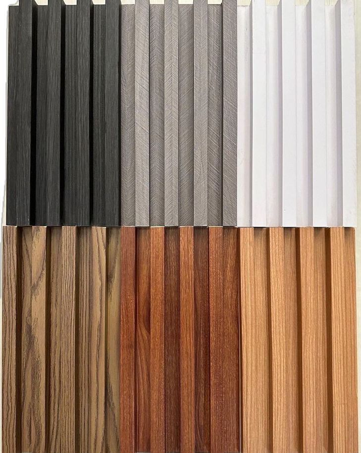 Amostras de painel ripado em diferentes cores e tons de madeira