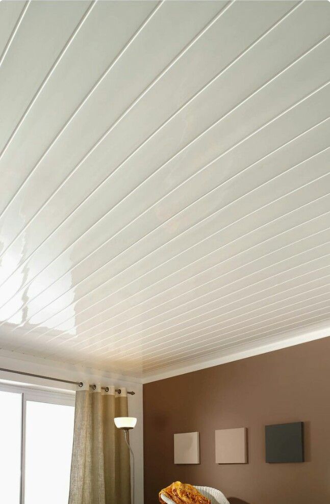 Forro PVC branco frisado mostrando o acabamento das placas